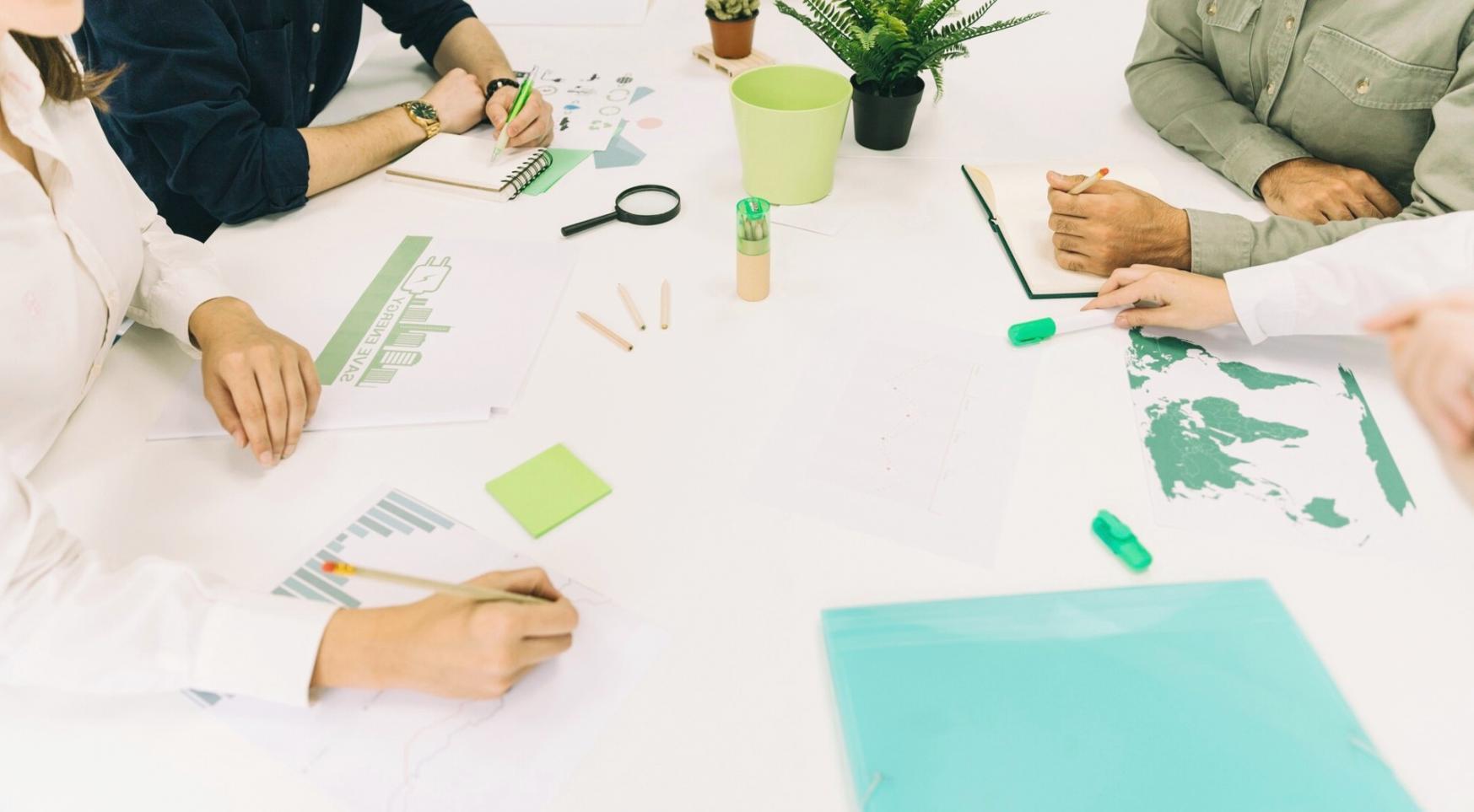 Ambiente de trabajo donde se desarrollan las sesiones de coaching, mostrando el espacio físico preparado para el acompañamiento en técnicas de desarrollo personal