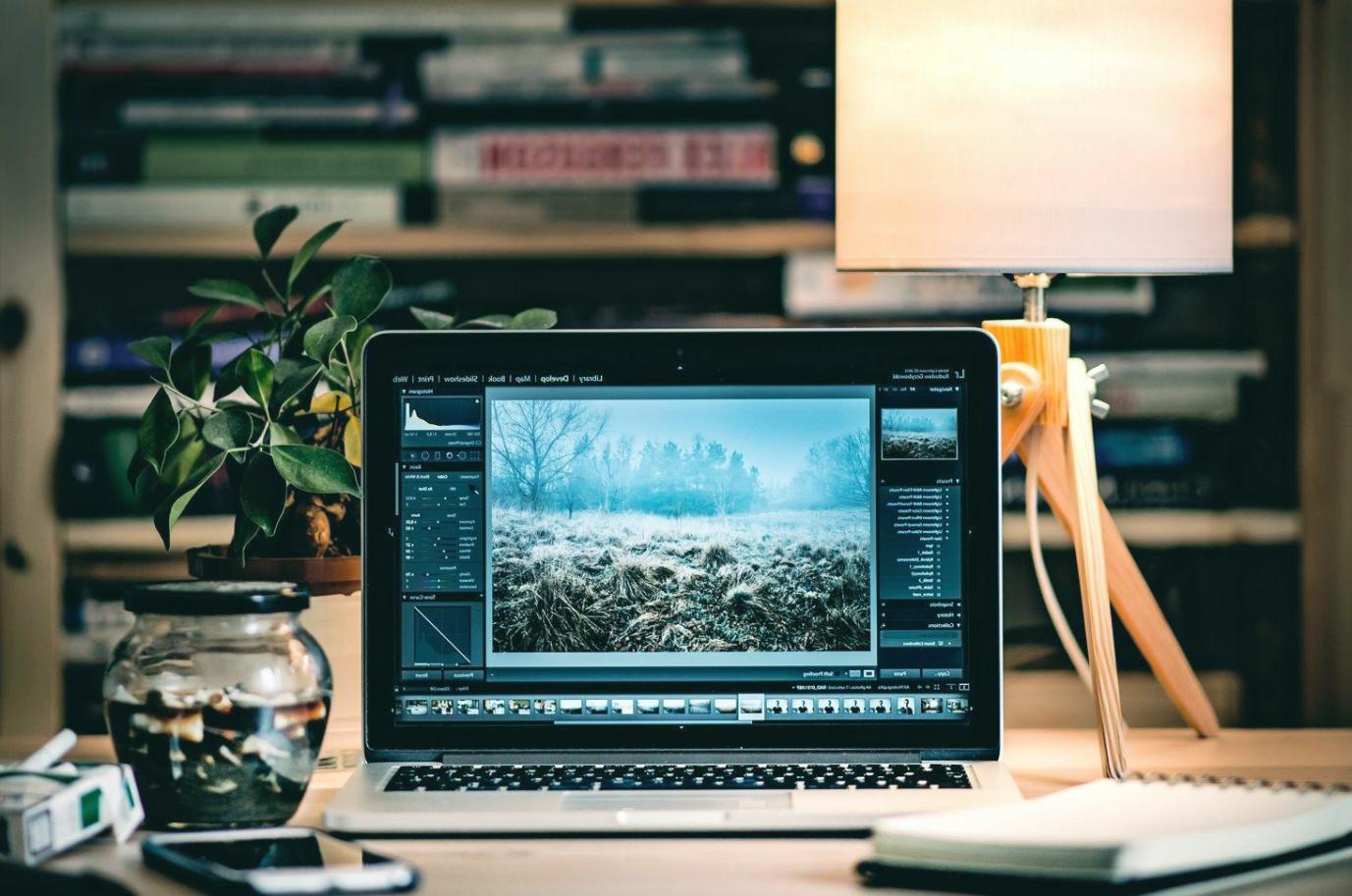 Vista del entorno urbano donde se ubica el espacio de Faloridexa en Elx, mostrando la arquitectura característica de la zona y las referencias visuales para encontrar la dirección